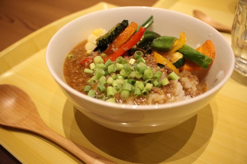 「大分県産牛豚の麻婆と夏野菜丼」の内容を表示