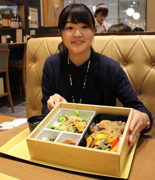 「おおいた豊後牛と夏野菜重」をPRする山本朝子職員の内容を表示