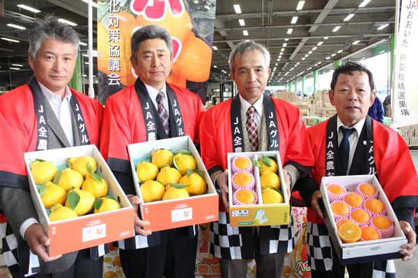 ハウスデコポンとハウス美娘をPRする大分県柑橘研究会の皆さんの内容を表示
