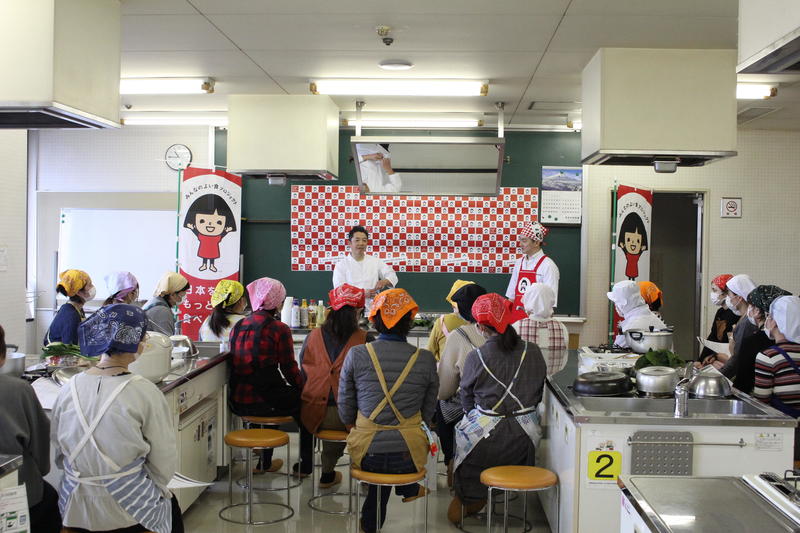 和食料理人が献立の説明を兼ねて調理実演しました。の内容を表示