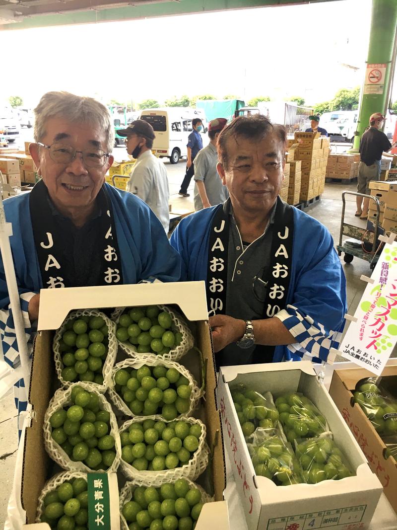 シャインマスカットをＰＲする中山講一部会長（㊧）と小野次信副部会長（㊨）の内容を表示