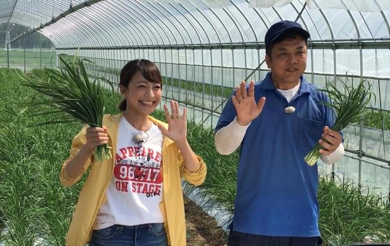 「夏にら」をPRする大島さん（㊨）とレポーターの梶原史帆さんの内容を表示