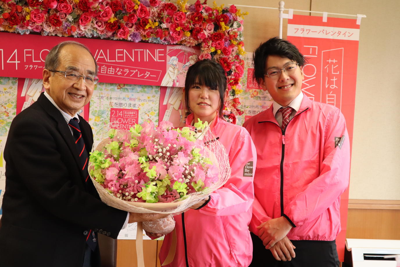 広瀬勝貞大分県知事にスイートピーを贈呈する渡邉健太郎さん・愛子さん夫妻の内容を表示