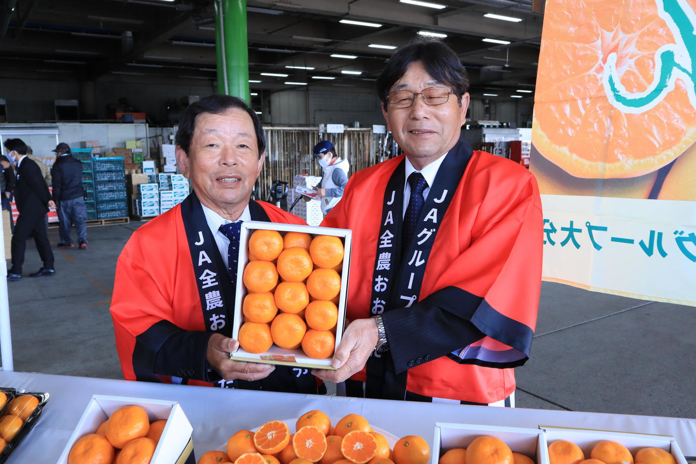 「ハウスみかん」をＰＲする木村会長（㊧）とＪＡおおいたハウスみかん部会の宮原宣太郎部会長（㊨）の内容を表示