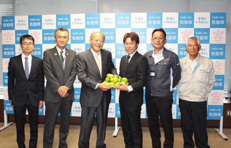 田中利明佐伯市長（中央左）へ小川香料おおいた佐伯農場（株）上野俊輔社長（中央右）　よりマリンレモンを贈呈の内容を表示