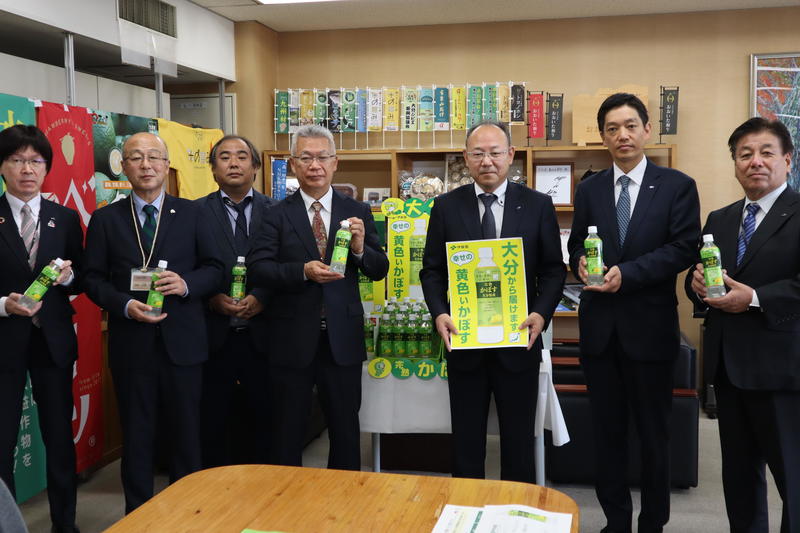 佐藤農林水産部長(中央)と関係者らの内容を表示