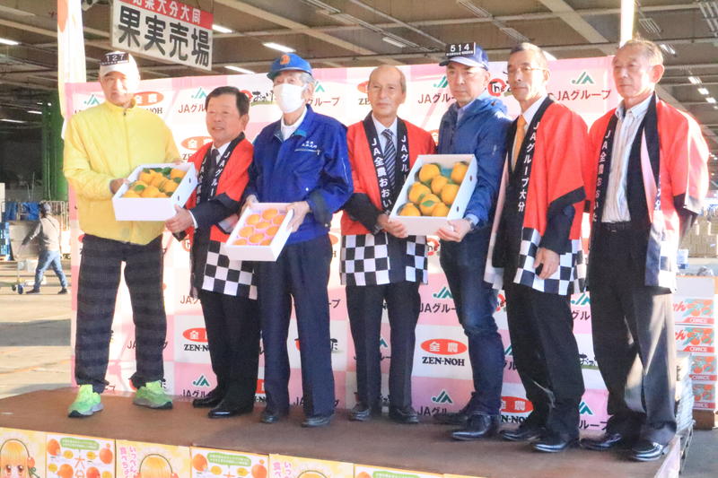 ◆初セリ式を祝う関係者たち の内容を表示