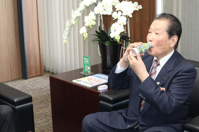 ◆長命草を試飲する佐々木市長 の内容を表示
