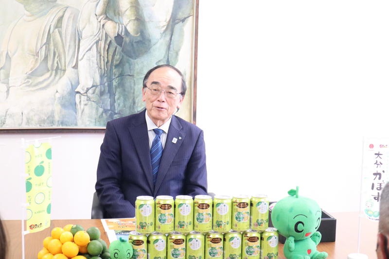 ◆試飲した感想を話す臼杵市中野五郎市長の内容を表示