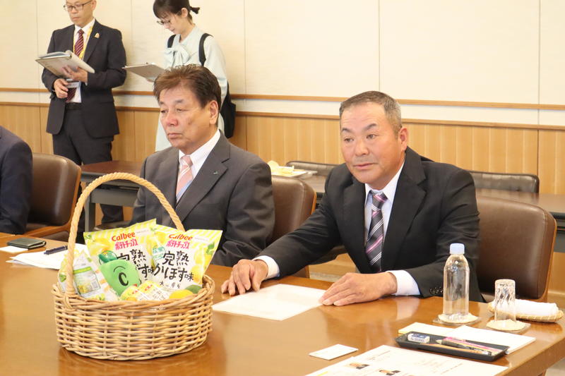 ◆完熟かぼすの説明をするJAおおいたカボス部会藤原輝幸部会長の内容を表示