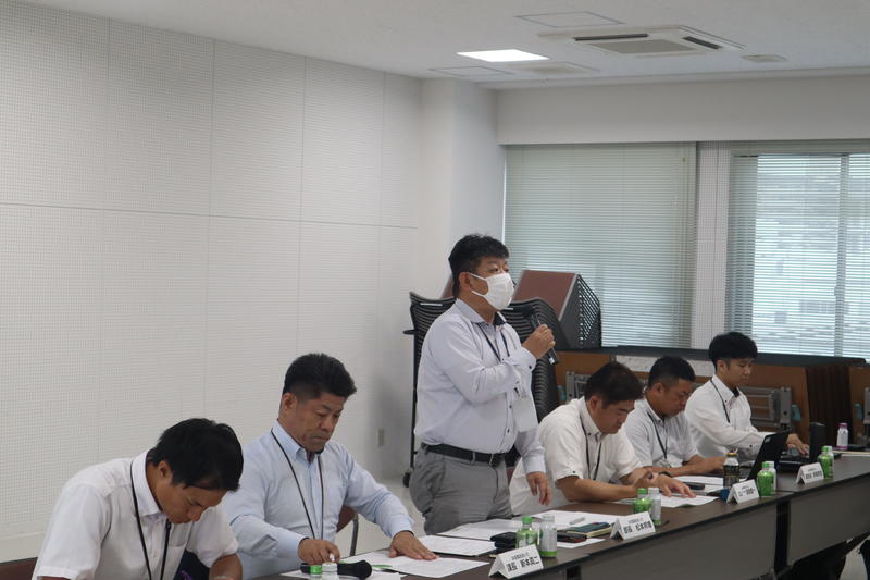 ◆県内の生産概況などについて話す松本邦博部長の内容を表示