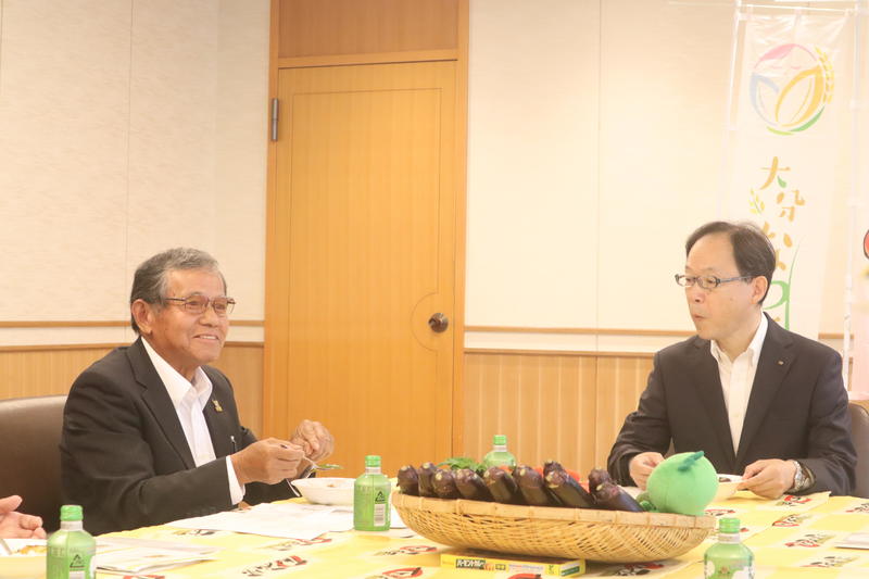 ◆カレーを試食する佐藤樹一郎県知事と甲斐敏資部会長の内容を表示