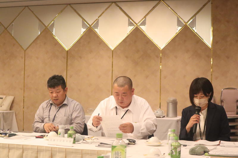◆令和6年産麦の販売数量を説明する米麦課の石井真木子調査役(右端)の内容を表示