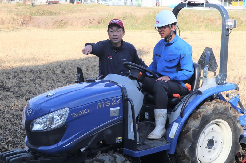 ◆自動運転を体験する佐々木柊磨さんと説明する農業機械課の下城佑太職員の内容を表示