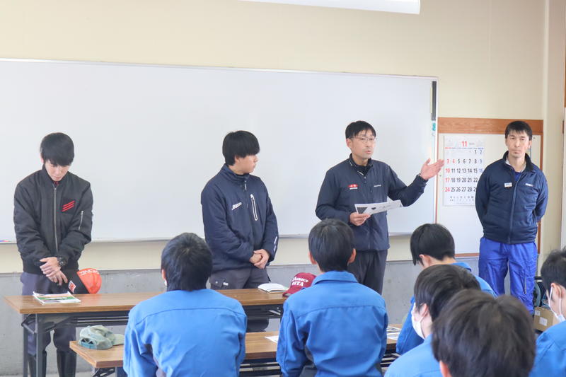 ◆自動運転の説明を聞く久住校の生徒と装置を紹介する農業機械課の下城職員の内容を表示