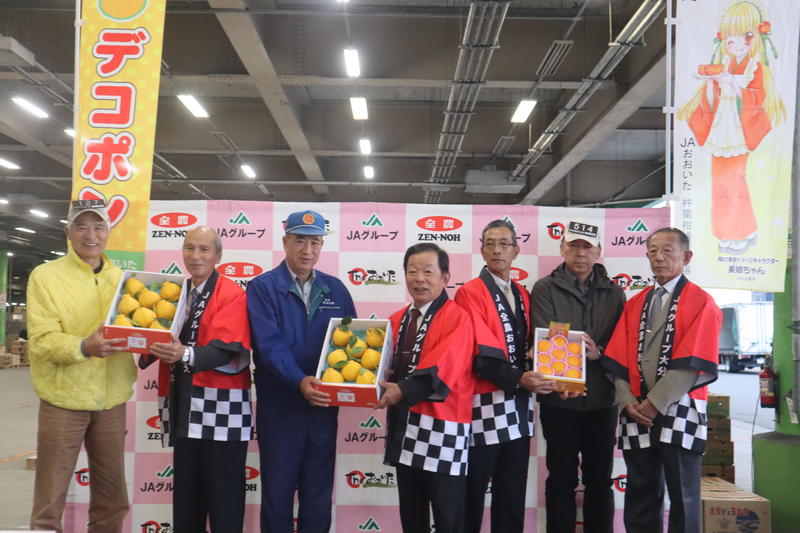 ◆初セリを祝う関係者たちの内容を表示
