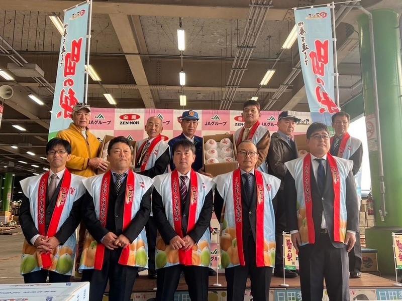◆初セリを祝う関係者たちの内容を表示