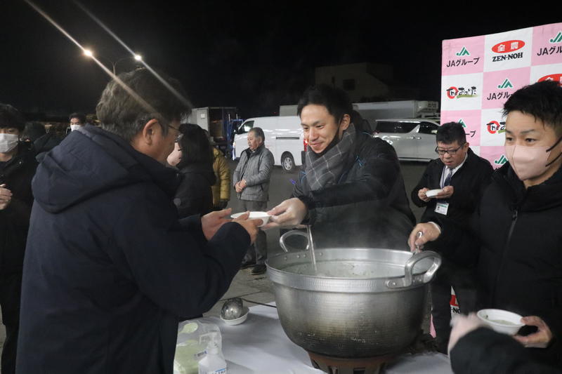 ◆来場者へ「春の七草」のおかゆを配布する園芸販売課の職員の内容を表示