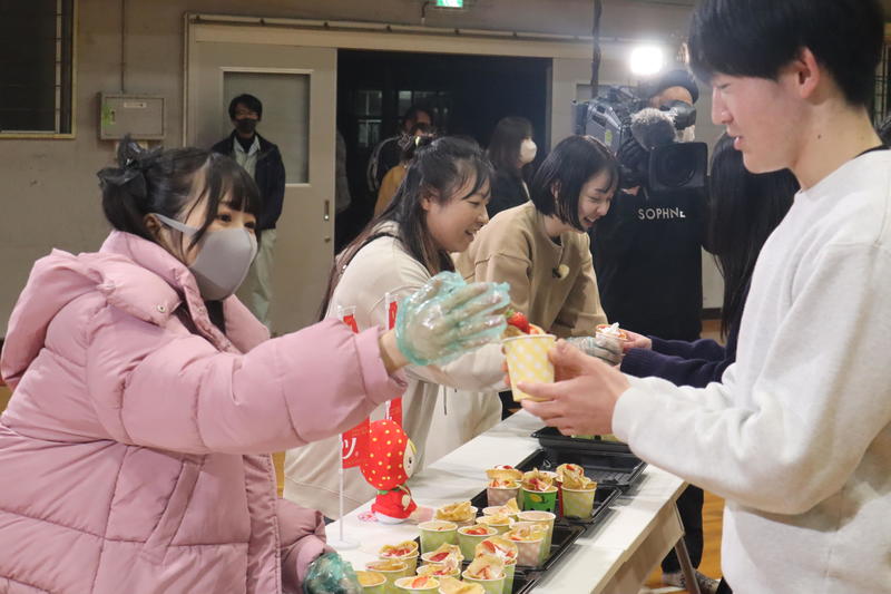 ◆高校生にベリーツクレープを配布する幸巴さんの内容を表示