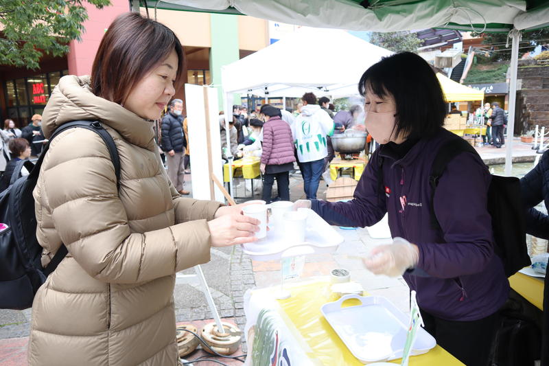 ◆来場者へべっぴんねぎのスープを配る阿部智春職員(園芸販売課)の内容を表示