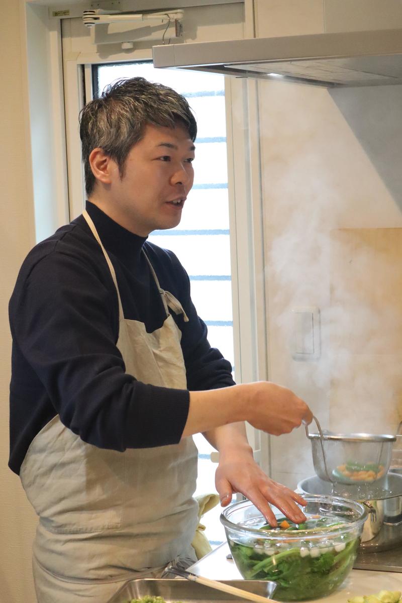 ◆大葉料理の説明をする玉井徳裕シェフの内容を表示