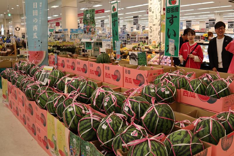 ◆店舗に並ぶ日田西瓜(旬入りフェア)の内容を表示
