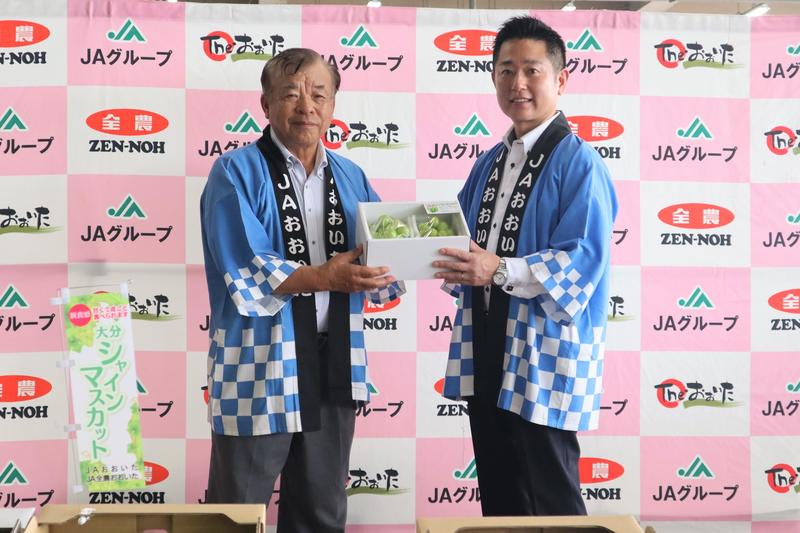 ◆左から旬入りを祝う小野次信部会長と後藤竜也市長の内容を表示