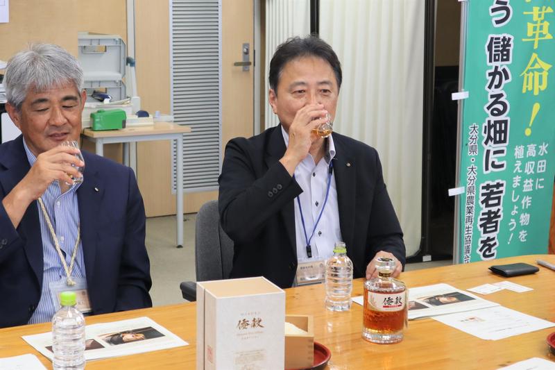 ◆試飲する渕野勇大分県農林水産部長(右側)の内容を表示