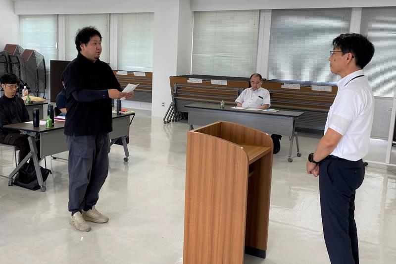◆研修生代表の挨拶をする大分県農業協同組合南部営農経済センターの飛高哲弥さん(左)の内容を表示