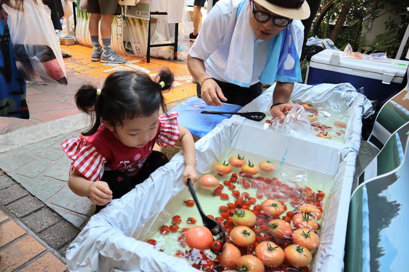 ◆トマトすくいに挑戦する子どもの内容を表示