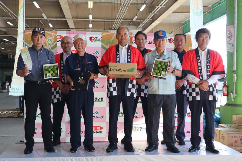 ◆初セリを祝う関係者の内容を表示