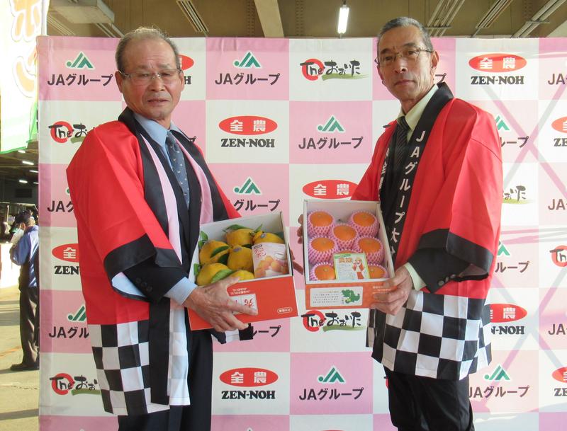 ◆ハウスデコポン部会の植村博美部会長（左）と美娘部会長の江藤光史部会長（右）の内容を表示