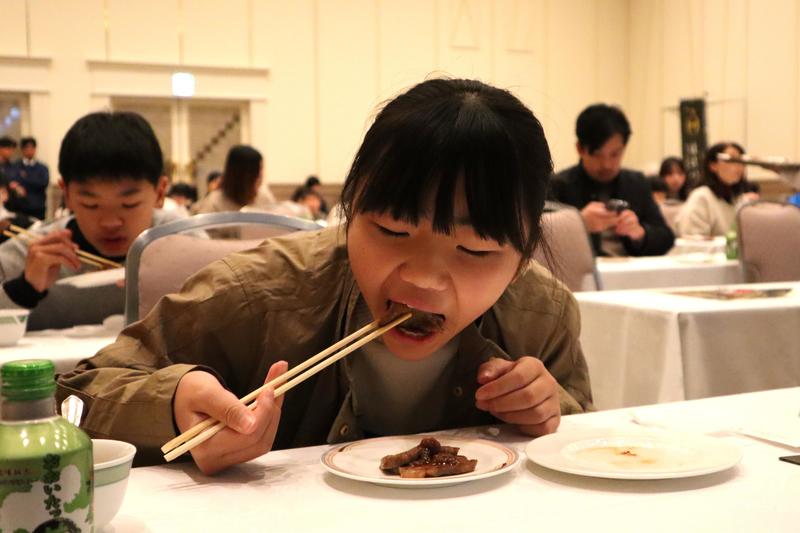 ◆おおいた和牛を試食する子ども　の内容を表示