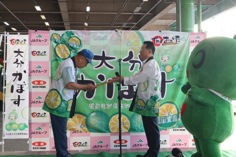 ◆旬入り宣言書を渡す石井聖治会長（右）の内容を表示