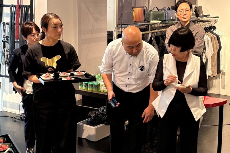 ◆おおいた和牛を試食するコシノジュンコさん（左から３人目）と生産者の羽田野利夏さん（同１人目）の内容を表示