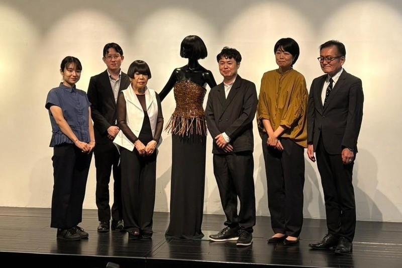 ◆記念撮影する関係者らの内容を表示