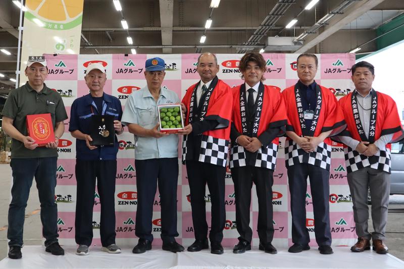 ◆初セリを祝う関係者の内容を表示