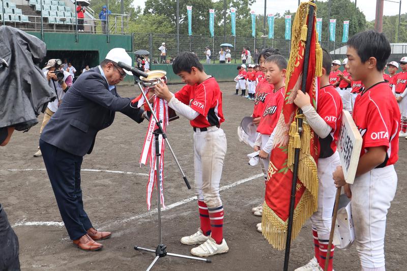 ◆優勝トロフィーを受け取る朝日少年野球部の内容を表示
