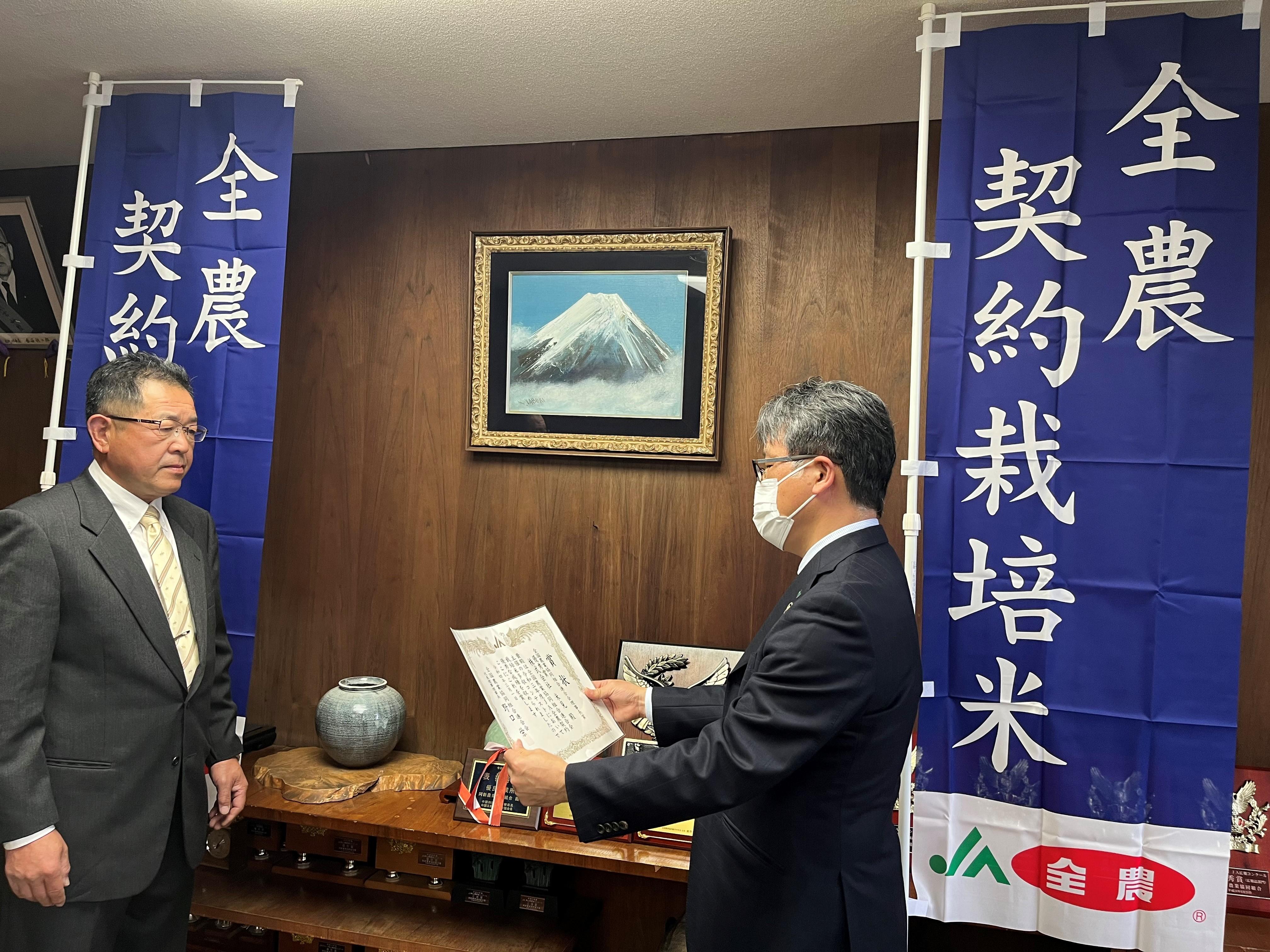 左:(株)米見 奥津賢司社長