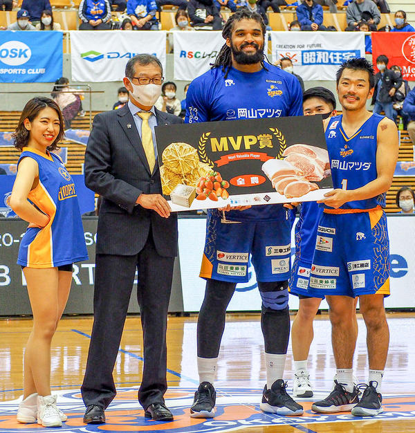 右から樋口選手、チュクゥディエヴェレ選手、伍賀県本部長、HOOPSTARSのMIKIさんの内容を表示