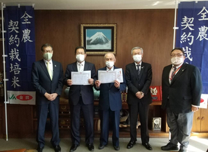左から2番目：(株)米見 奥津賢司社長　3番目：(農)ファームやだたに鯉が窪 岡崎太郎代表の内容を表示