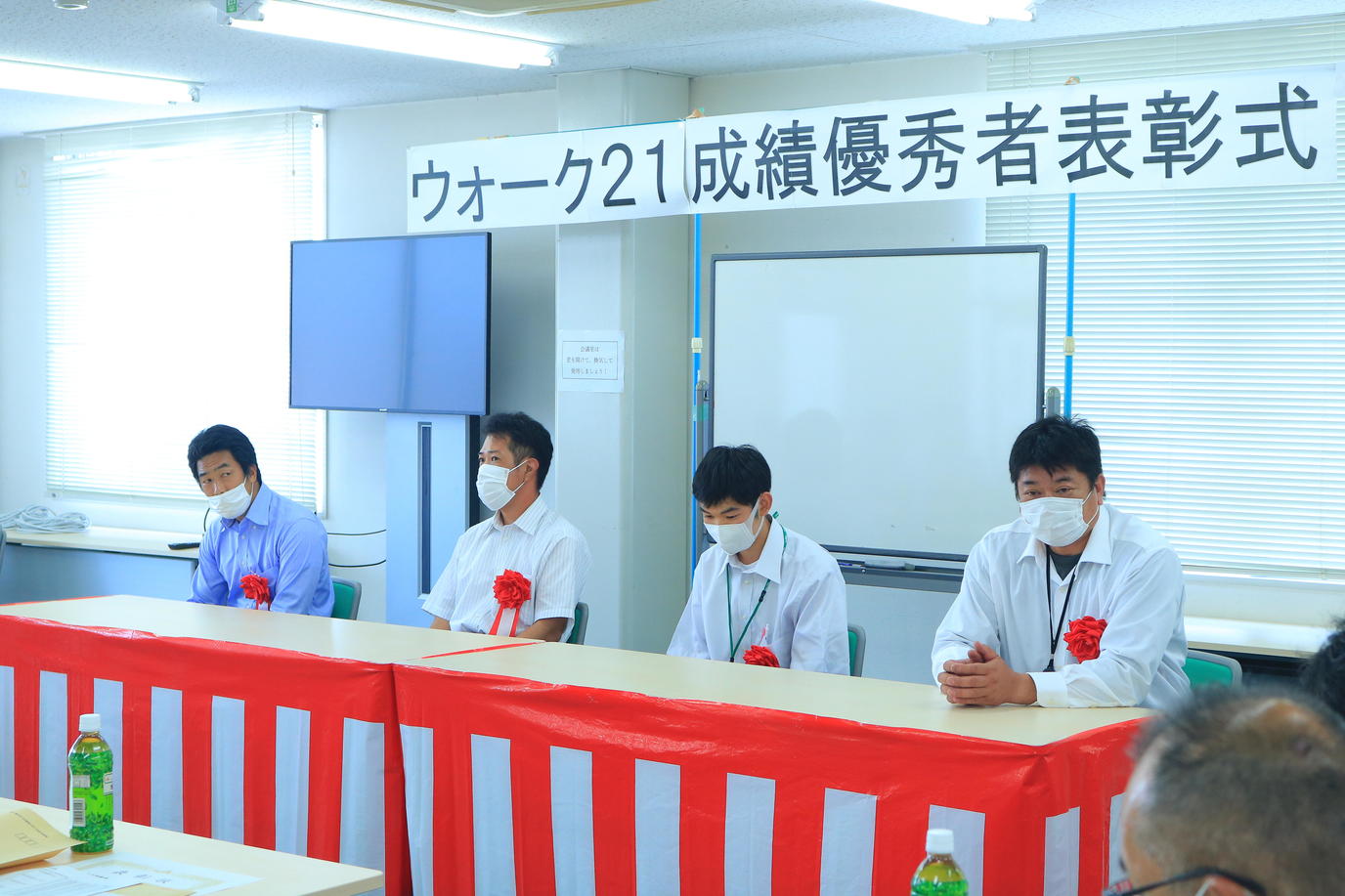 表彰代表の4名(右手前からから JA晴れの国岡山農協吉備路農機センター横田 修センター長、同農協新見農機センター長尾健央さん、同農協勝英農機センター山本孝志さん、株式会社JA岡山西大寺農機センター花口稔浩さん)の内容を表示
