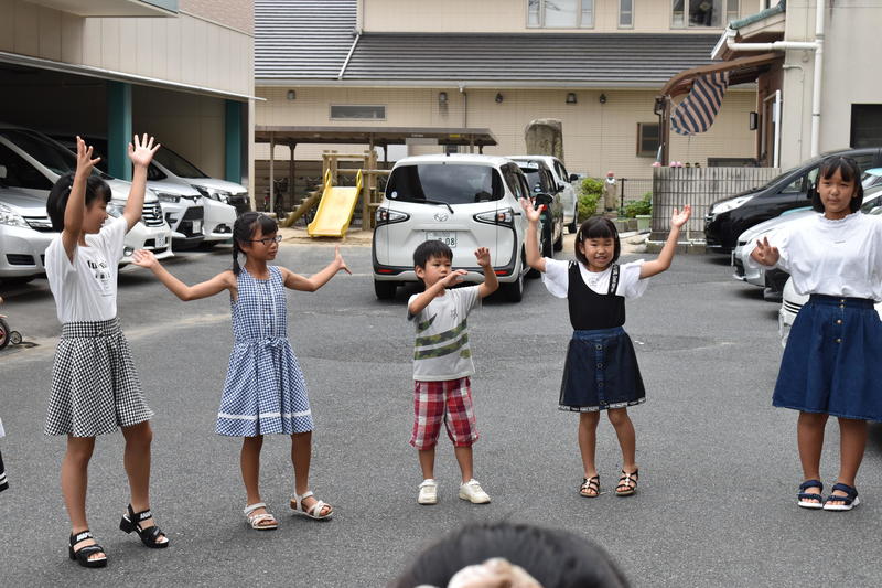 お礼のダンスを披露する子供たちの内容を表示