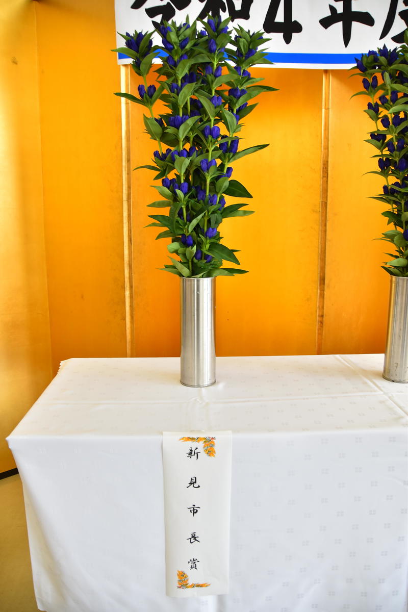最優秀賞である新見市長賞に輝いた 山本誠さんの「りんどう・しなの4号」の内容を表示