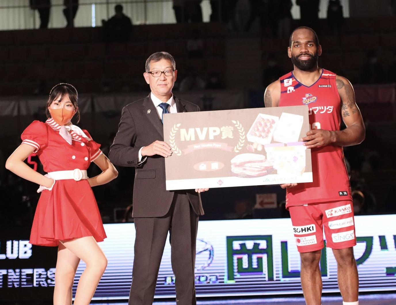 MVP賞を贈呈する伍賀弘県本部長の内容を表示