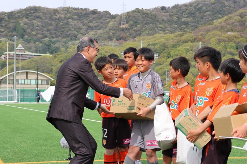3位レノファ山口FC U-12へ副賞贈呈の内容を表示