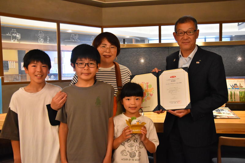 任命証授与後の記念撮影（左から宗佑くん、寛太くん、大倉七美さん、芽生子ちゃん、伍賀県本部長）の内容を表示