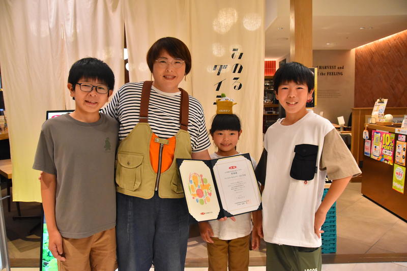 大倉さんご家族で記念撮影(じぇー太のぬいぐるみもプレゼント!)の内容を表示