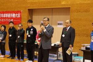開会式で挨拶をする伍賀弘県本部長の内容を表示