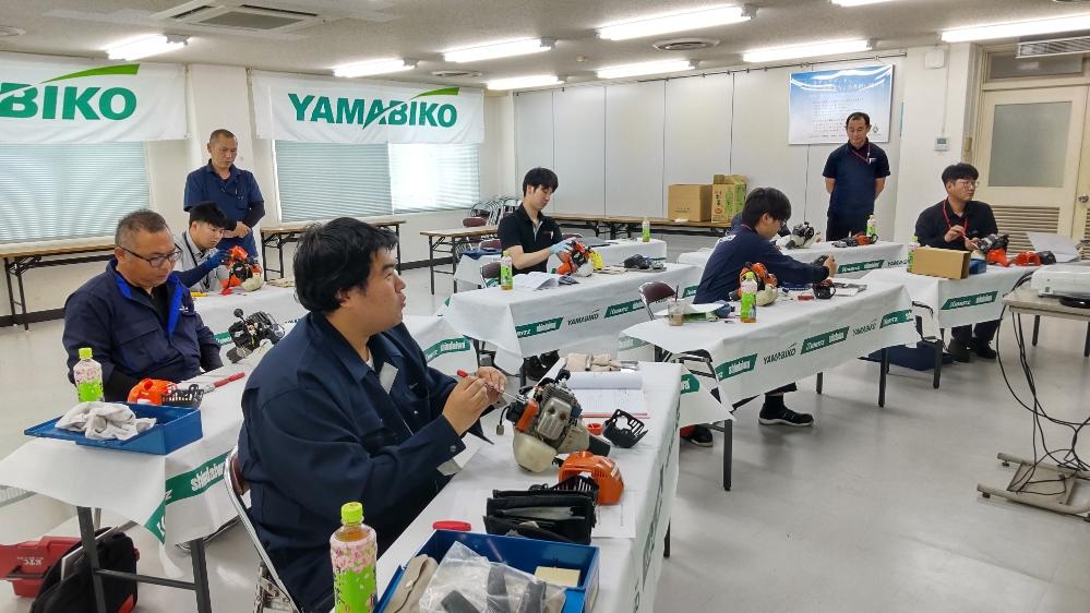 刈払機の構造の説明を受ける参加者ら（７月２日）の内容を表示